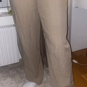 Kostymbyxor  - Snygga kostymbyxor köpte second hand i london på vintage market (brick lane). Aldrig använda pga för långa men passar perfekt nu till hösten. 