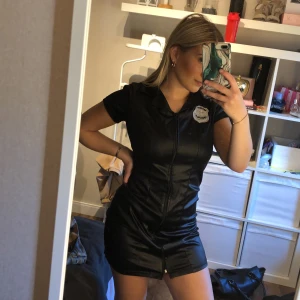 Polisklänning stl xs - Polisklänning med dragkedja, använd 1 gång 