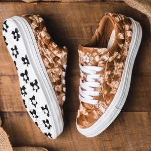 Golf le fleur Converse - Intressekoll på mina typ oanvända Converse x Golf Le Fleur, modellen One star. De är i superbra skick!                                                                 Storleken är 37,5 men passar 38/38,5 då de är större i storleken. Köp direkt för 900 inkl frakt