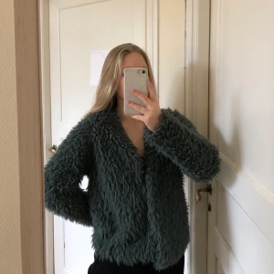 Fluffig kofta/jacka - Säljes pågrund av för lite användning. Fint skick. Kan användas som en perfekt kofta nu i kallare väder eller som jacka i lite varmare ☺️🌞🍃🍂