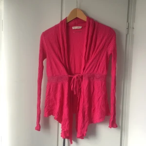  - Cardigan från populära Odd molly. Går att knyta i midjan.