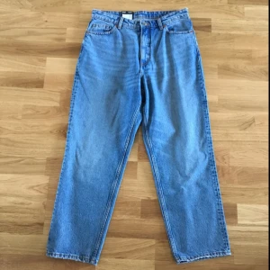  - Snygga boyfriend jeans från Monki! Aldrig använda, lappen sitter kvar. Påminner om Levis 501:or, sjukt snygga brallor med den perfekta blåa färgen! Små i storlek, mer som W29 👏🏼🙌🏼💖✨✨

