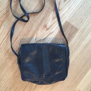  - Svart liten läderväska