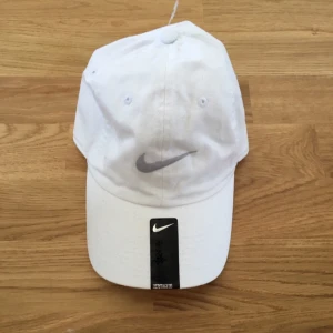  - Ny fet kepa från Nike! Vit med ljusgrå broderad logga!!🙌🏼✨ eventuell frakt betalas av köparen😙😙🍓