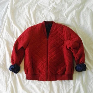  - Unik, röd, vintage bomberjacka med marinblått foder. köpt i berlin. storlek 36/38 beroende på hur man vill att den ska sitta, passar både till män och kvinnor. pris kan diskuterats!
