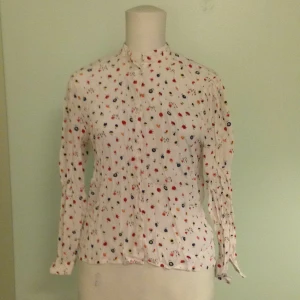  - Söt blus med blommor, liten krage. 80-tal. Kan skickas.