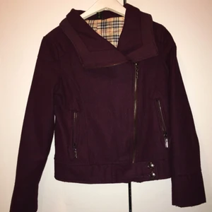  - Hösta jacka i bra skick.
Frakt 50kr.
Swish eller mötas upp i Strängnäs.