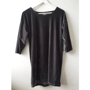  - Oversized klänning från Monki med något kortare ärmar. Knälång på mig (164cm lång). Grå sammetsinspirerat material. 