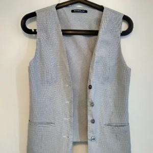  - En väst Rodebjer i nytt skick. För små i storleken.