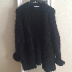  - Mysig och skön kofta perfekt till hösten, lite lång i armarna men fungerar om en viker upp :) 