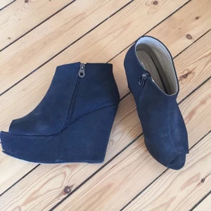  - Snygg sko från Tiamo ⭐️ använd endast några få tillfällen, i fint skick men kan behövas klackas om el byta sula. 