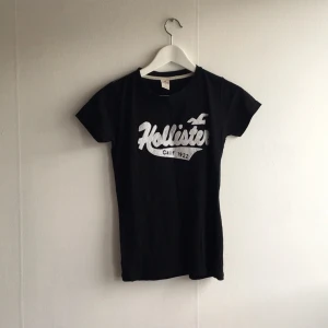  - Svart hollistertröja