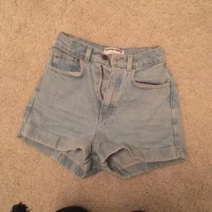  - Ett par skitsnygga jeansshorts från american apparel. Säljes för att jag tyvärr växt ut dom. Hög midja och sitter som en smäck på en tjej som bär XS. Passar för någon som är mindre och finner det svårt att finna shorts i rätt passform. Super bra material som håller, det töjer med andra ord inte ut sig så mycket!
