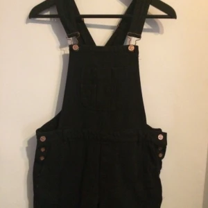  - Hängselshorts med fickor från bikbok som aldrig blivit använda