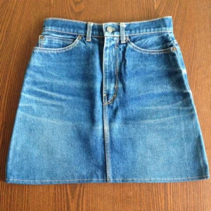  - Vintage Levis jeanskjol. Ej storleksmärkt men uppskattar den till strl XS/S. Hög midja och A-linjeformad. Betalning med swish, porto tillkommer på 60kr.