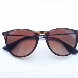  - Helt oanvända. Brunt glas. Köpta på Synoptik för 1500 kr. Säljes i originalförpackningen. Rengöringsmedel följer med. 

Samlar pengar till volontärresa 💁