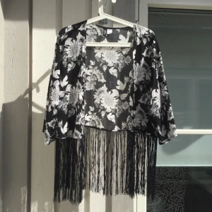  - En kimono från H&M

Kan mötas i Stockholm annars funkar frakt och har swish! 