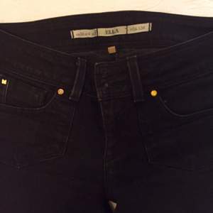 Svarta jeans som är Bootcut men med tajt passform vid låren. Jeansen är från topshop och har st 26 i waist. 