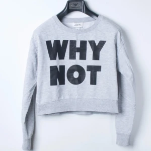  - Skön korttröja med tryckt svart text Why not. Storlek M. Tröjan är i grå färg. Material: 97% bomull och 3% viskos. Tvättas 40 grader och kan strykas. 