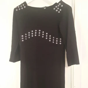  - Ny klänning från Sara Kelly aldrig använt.
frakt tillkommer 
avhämtning ok