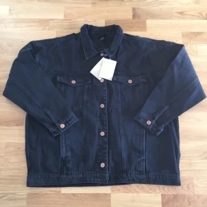  - Sååå snygg jeanjacka från Monki! Aldrig använd med lappen kvar, fick en annan därav säljer jag denna! Snygg att ha på oversize🙌🏼✌🏼️❤️❤️✨

Eventuell frakt betalas av köparen😙😙