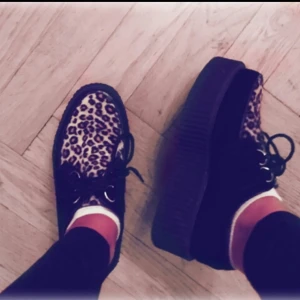  - jättefina creepers i leopard. 
Strl 39

