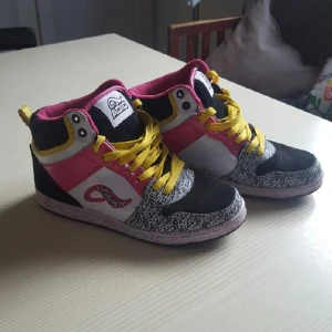  - Schysstaste dojjan någonsin. Tyvärr har jag "växt ifrån" dessa. Nyskick.  Alldeles för fräcka för att slängas.  
Köparen står för frakten. Swish.