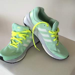 Adidas joggingskor, aldrig använda som ni ser på sulan. 
Fraktar mot avgift!