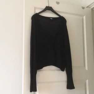  - Kortare stickad tröja, lite längre baktill