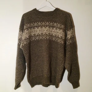  - brungrå stickad tröja med mönster, perfekt för hösten!! endast använd ett fåtal gånger 