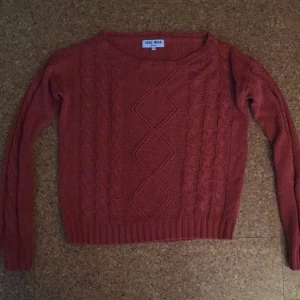  - Röd/orange stickad tröja från Vero Moda i akryl.