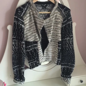  - Kofta från H&M i storlek S med mycketdetaljer, bla med pärlor. Aldrig använd.
