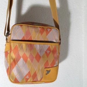  - ⭐️ Vivienne Westwood messenger bag Använd Tar swish, kan mötas i Stockholms innerstad. Köparen står för frakten.