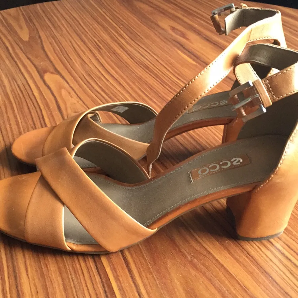 1 years old, ECCO size 39 heels, worn once. . Skor.