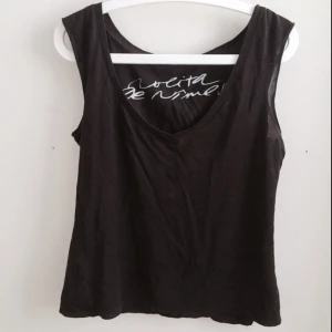  - Mörkbrunt linne från Nolita de Nîmes i 100 procent bomull. Storlek L men passar storlek S som löst sittande linne.  