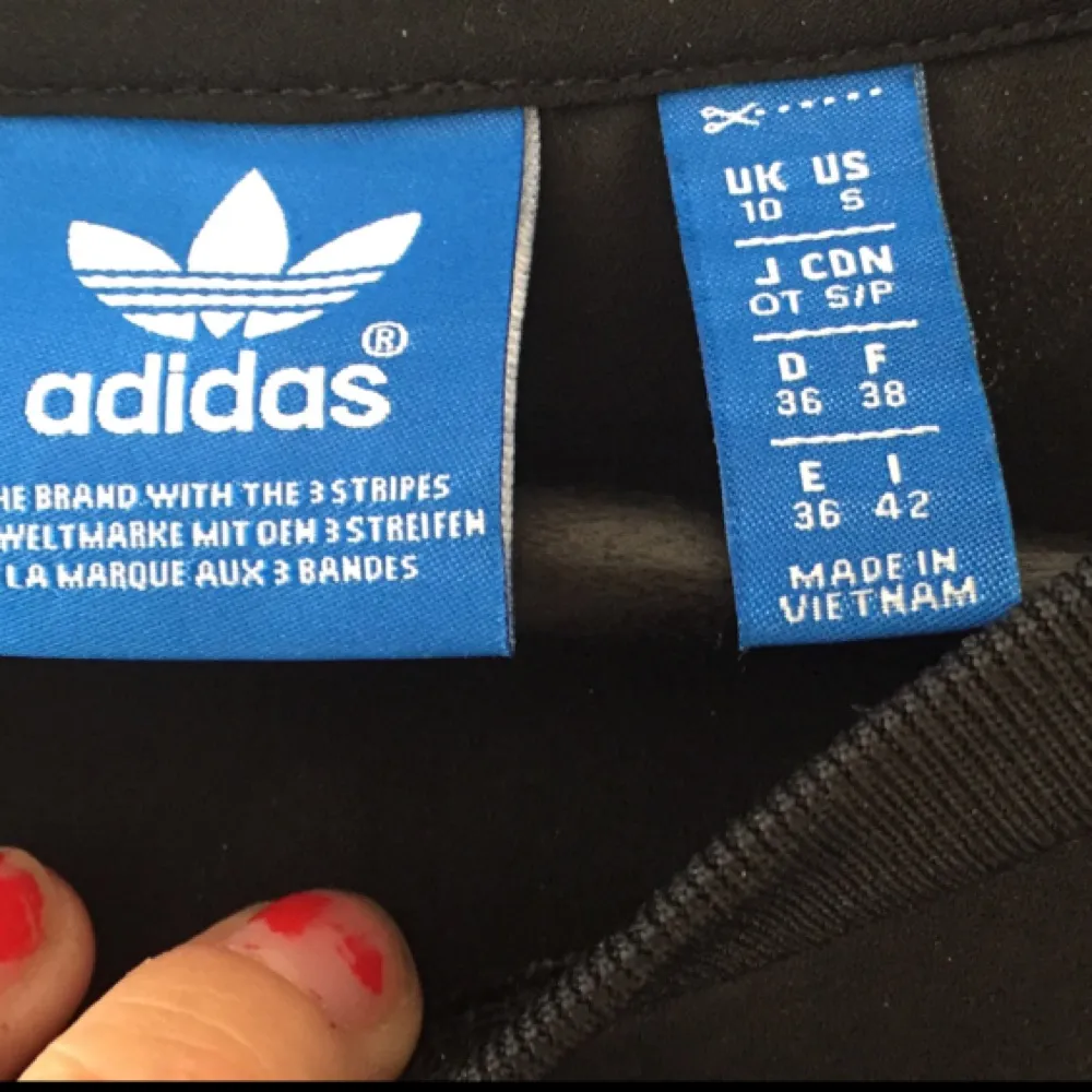 Säljer min älsklings adidas som tidigare nämnt, har alldeles för mycket adidas kläder haha!
Nästan oanvänd, därför behöver den en ny ägare!

Ord pris. 600:-. Hoodies.