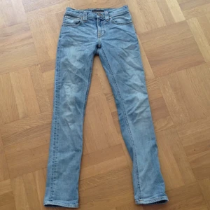  - Snygga och fräscha nudiejeans i tajt modell med medel midja 
