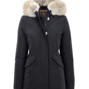  - Säljer min Woolrich Artic Parka jacka i färgen dark navy. Köpt på NK förra året och är i mycket bra skick. Kvitto finns. Bara att höra av sig för fler bilder :)