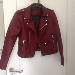 Dark red Faux leather jacket 
Oanvänd 
Nypris 600
Du kan 
också skicka ett bud 