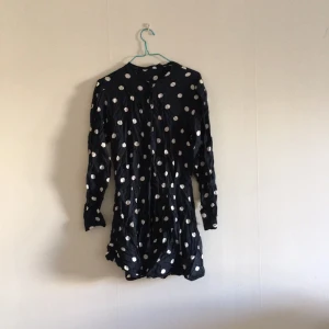  - Söt prickig klänning. Nu är den lite skrynklig men den är väldigt fin på! :) 