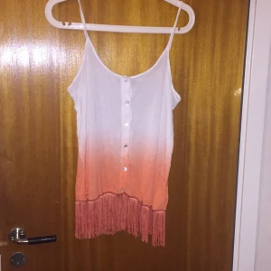  - Linne ombre effekt med dekorations knappar från Bikbok strl M. Passar absolut en S. Köparen står för frakten.