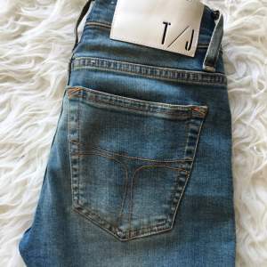 Tiger jeans av modellen Slender.
Stretchiga mjuka jeans, otroligt sköna med perfekt passform för alla former. 

Size: 25/34, passar även en 26:a

Nyskick använda en gång. 
Nypris 1200:-

Betalning via Swish eller internetbanken