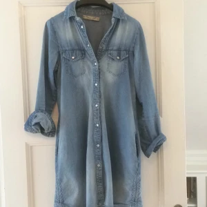  - Kort skjortklänning i jeans. Inköpt på mq. Tar swish, köparen står för frakten. 