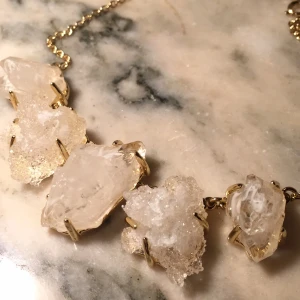  - Fint guldigt halsband med stora vita/genomskinliga stenar.