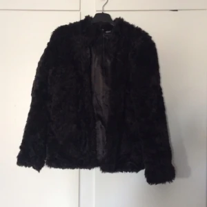  - Fake svart pälsjacka från h&m
Mycket fint skick ✨
Ganska liten i stoleken 