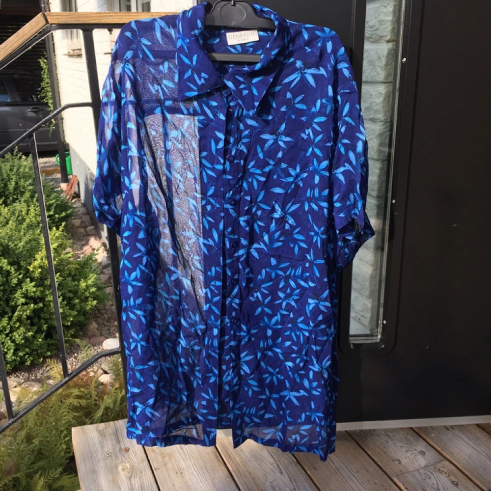 En skjorta i världens finaste blå 🐋🌿
. Blusar.