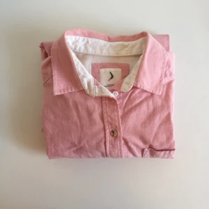  - Ljusröd (ej rosa) skjorta från Boomerang stl 36
Regular Fit
100% bomull
Finns i Stockholm 