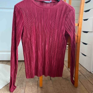  - Superfin vinröd tröja från NA-KD med slitsar vid armarna. Kom aldrig till användning så säljer nu vidare den. Skriv för fler bilder, köparen står för frakt :)
