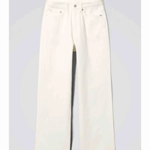  - Vita Jeans från Weekday i modellen Row. Säljer pga kommer inte till användning. Super bra skick och snygga! ❤️ Jag är 168 lång och till mig är dem perfekta i längden.