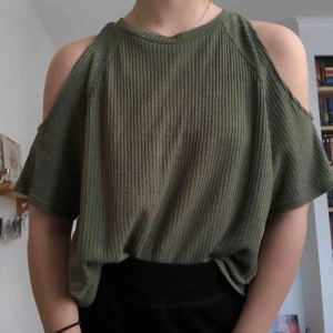  - Mossgrön t-shirt med utskärningar vid axlarna, så gott som ny💚 Köparen står för frakt, möts annars upp i Sundsvall!